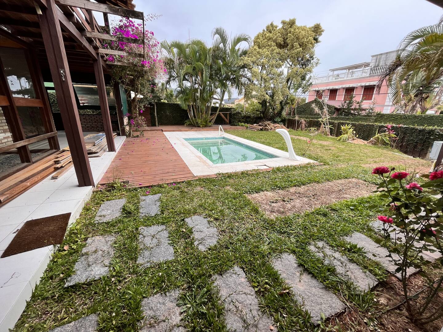 Casa de 4 Quartos com Piscina e Acesso a Praia