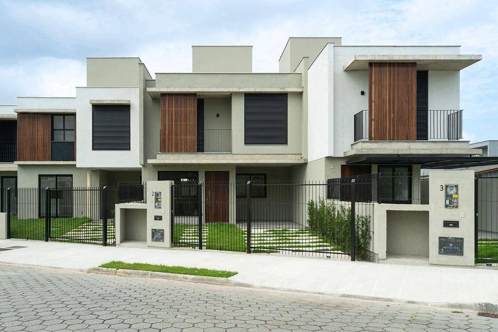 Casa Moderna com 3 Suítes no Centrinho do Campeche
