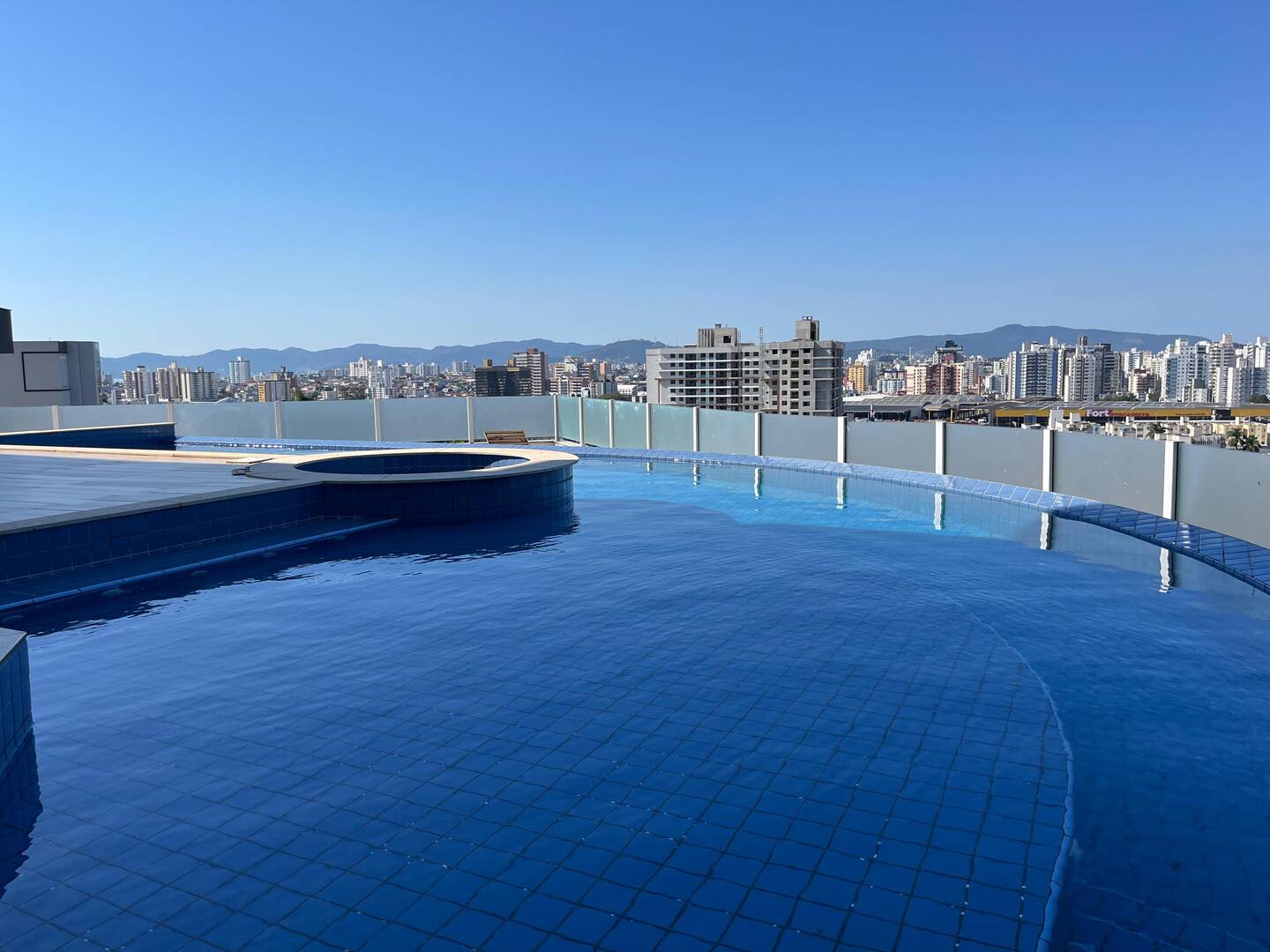 Casa à venda com 4 quartos, 450m² - Foto 1