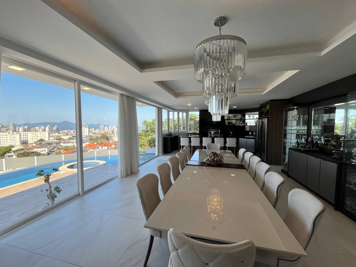 Casa à venda com 4 quartos, 450m² - Foto 2