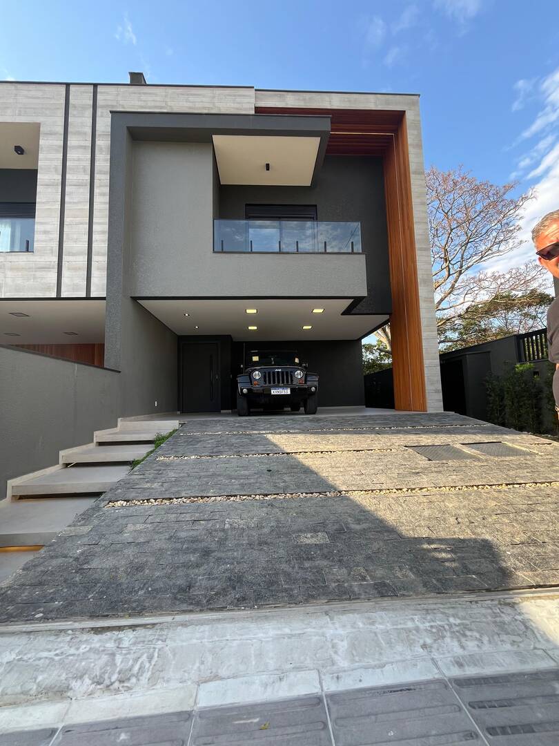 Casa 3 Suítes com Piscina no Rio Tavares