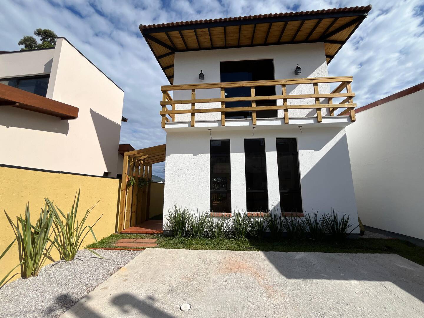 Casa Charmosa 2 dormitórios no Morro Das Pedras