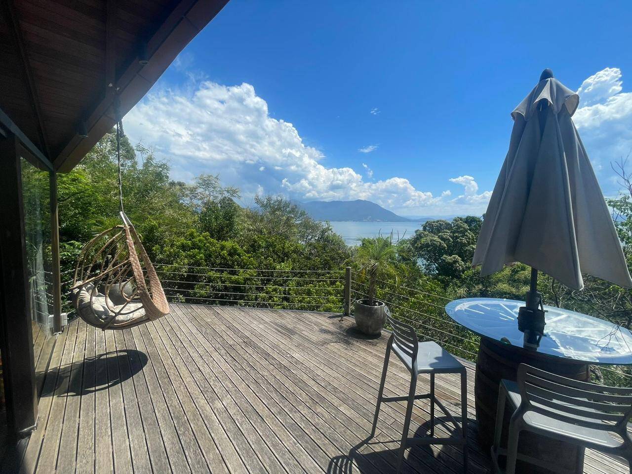 Casa com Vista para o Mar à Venda no Ribeirão da Ilha