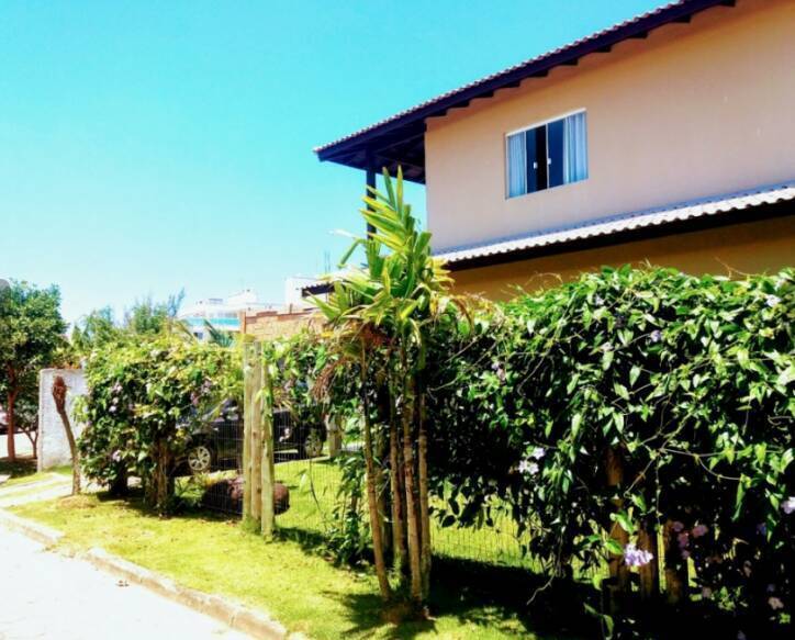 Casa em Condomínio Fechado à 100 m da Praia